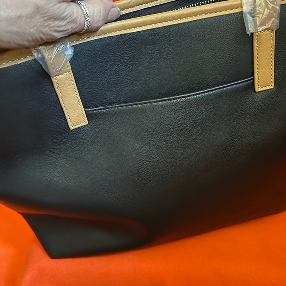 NWT Tahari Tote with Lip Care Set - Picture 6 of 12